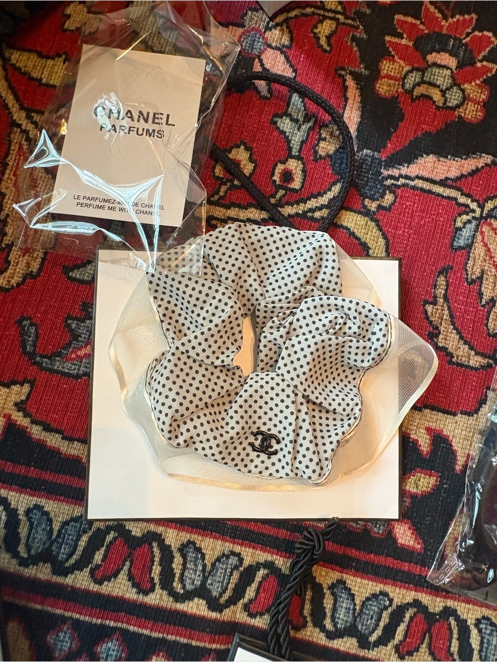 VIP chanel silk like scrunchie off white and black